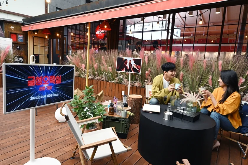 모델들이 LG 스탠바이미를 활용한 라이프스타일 체험존에서 제품을 경험하고 있다. 모델들이 LG 스탠바이미를 활용한 라이프스타일 체험존에서 제품을 경험하고 있다.