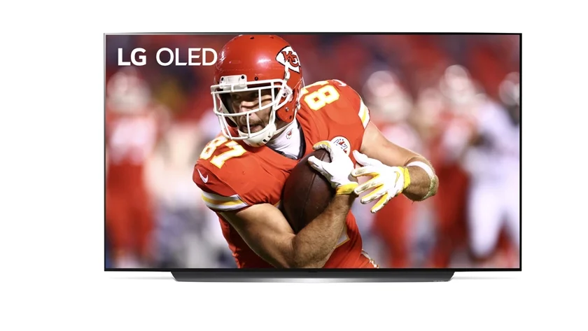 NFL 인기 스타 트레비스 켈시가 출연한 LG 올레드 TV 영상 캡쳐.