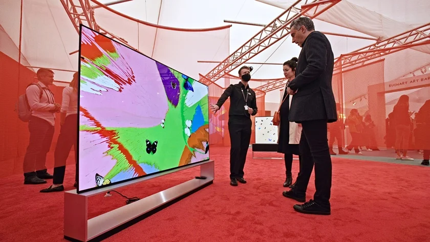LG 갤러리를 찾은 관람객들이 8K 올레드 TV LG 시그니처 올레드 8K로 데미안 허스트의 예술 작품을 감상하고 있다. LG 갤러리를 찾은 관람객들이 8K 올레드 TV LG 시그니처 올레드 8K로 데미안 허스트의 예술 작품을 감상하고 있다.