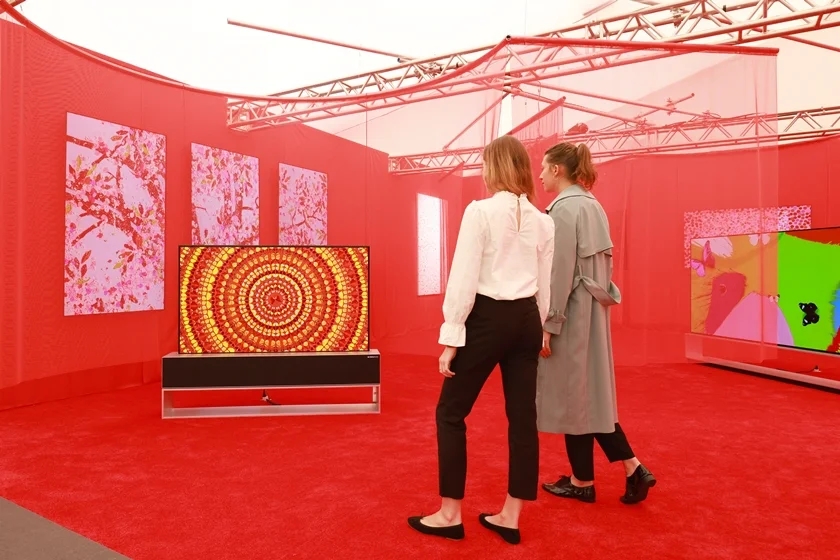 LG 갤러리를 찾은 관람객들이 롤러블 올레드 TV LG 시그니처 올레드 R로 데미안 허스트의 예술 작품을 감상하고 있다. LG 갤러리를 찾은 관람객들이 롤러블 올레드 TV LG 시그니처 올레드 R로 데미안 허스트의 예술 작품을 감상하고 있다.