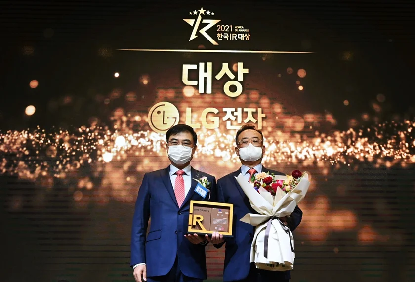 14일 LG전자 대표이사 CFO(최고재무책임자) 배두용 부사장(오른쪽)이 서울 영등포구에 위치한 글래드 여의도에서 열린 시상식에서 대상을 받고 있다. 14일 LG전자 대표이사 CFO(최고재무책임자) 배두용 부사장(오른쪽)이 서울 영등포구에 위치한 글래드 여의도에서 열린 시상식에서 대상을 받고 있다.