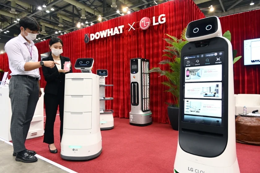 왼쪽부터 LG 클로이 서브봇(선반형), LG 클로이 서브봇(서랍형),  LG 클로이 UV-C봇, LG 클로이 가이드봇.