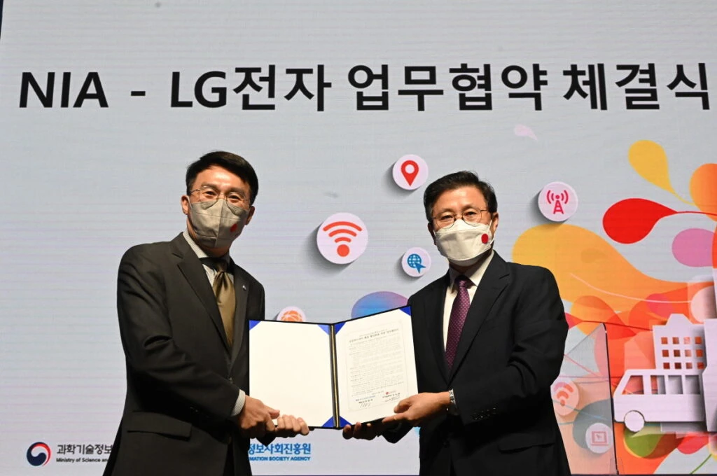 LG전자가 공공와이파이 활성화에 나선다. LG전자와 한국지능정보사회진흥원은 27일 서울특별시 용산구에 위치한 노들섬 라이브하우스에서 업무협약(MOU)식을 열었다. (왼쪽부터) 한국지능정보사회진흥원 박원재 부원장, LG전자 IT사업부장 장익환 전무