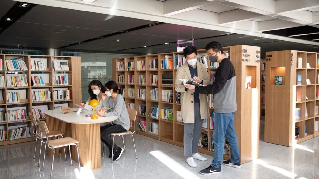 LG전자가 최근 서울 서초구에 위치한 서초R&D캠퍼스에 다양한 도서들이 채워진 소규모 복합문화공간 ‘리브르 드 서초(Livre de Seocho)’를 열었다. LG전자 직원들이 '리브르 드 서초'를 이용하고 있다.