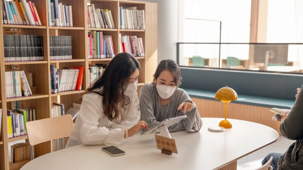 LG전자가 최근 서울 서초구에 위치한 서초R&D캠퍼스에 다양한 도서들이 채워진 소규모 복합문화공간 ‘리브르 드 서초(Livre de Seocho)’를 열었다. LG전자 직원들이 '리브르 드 서초'를 이용하는 모습