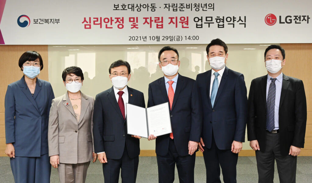 LG전자와 보건복지부가 29일 서울 종로구 아동권리보장원에서 ‘자립준비청년의 심리안정 및 자립지원 위한 업무협약’을 맺었다. 양측은 자립준비청년이 안정적으로 홀로 설 수 있도록 심리상담, 가전제품 등을 지원하는 데 서로 협력하며 심리상담 플랫폼 ‘마음하나’를 효율적으로 운영하고 홍보할 계획이다. 왼쪽 두 번째부터 아동권리보장원 윤혜미 원장, 보건복지부 권덕철 장관, LG전자 대표이사 CFO 배두용 부사장.