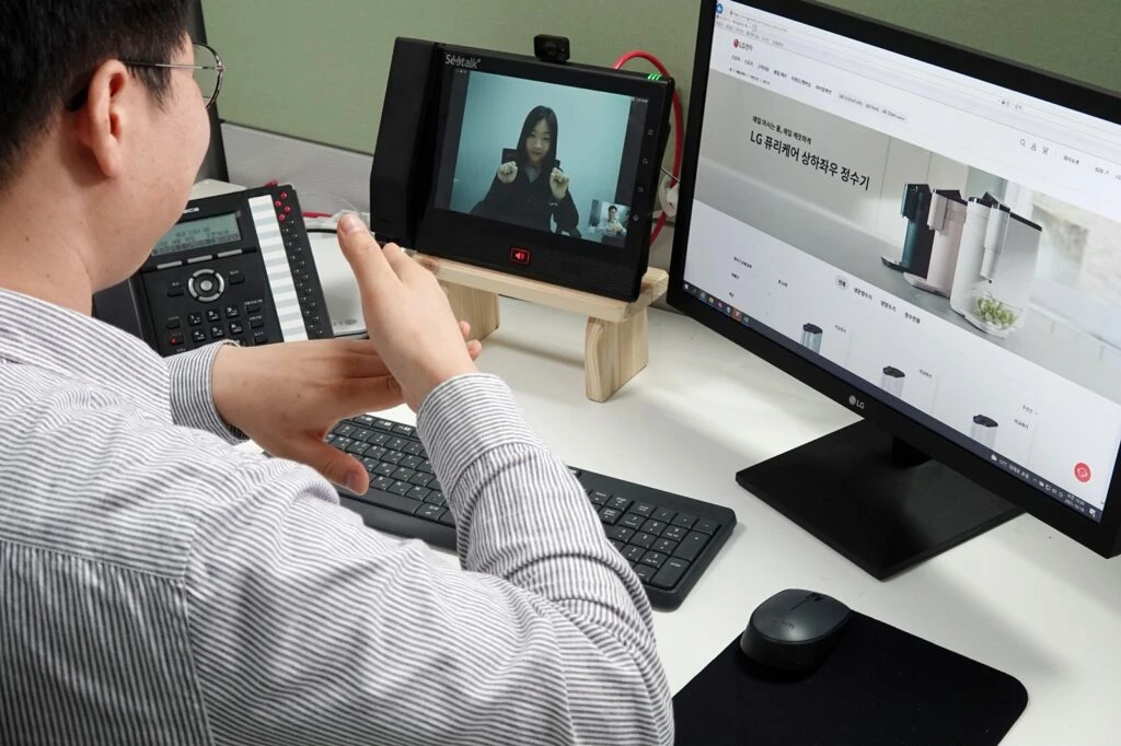 LG전자가 장애인 고객들의 서비스 접근성을 높이기 위해 수어상담서비스를 본격적으로 시작했다. 수어통역사 자격을 갖춘 전문 상담사(왼쪽)가 화상으로 수어상담을 하고 있다. LG전자가 장애인 고객들의 서비스 접근성을 높이기 위해 수어상담서비스를 본격적으로 시작했다. 수어통역사 자격을 갖춘 전문 상담사(왼쪽)가 화상으로 수어상담을 하고 있다.