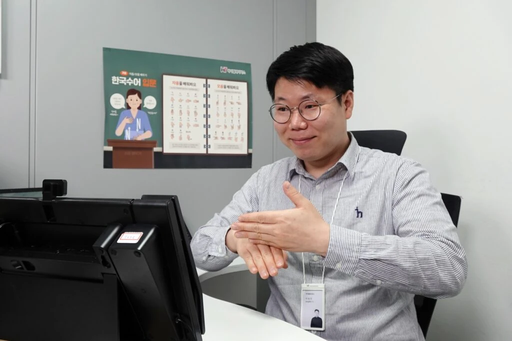 LG전자가 장애인 고객들의 서비스 접근성을 높이기 위해 수어상담서비스를 본격적으로 시작했다. 수어통역사 자격을 갖춘 전문 상담사가 화상으로 수어상담을 하고 있다. LG전자가 장애인 고객들의 서비스 접근성을 높이기 위해 수어상담서비스를 본격적으로 시작했다. 수어통역사 자격을 갖춘 전문 상담사가 화상으로 수어상담을 하고 있다.