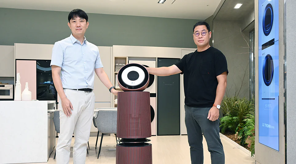 LG 퓨리케어 360° 공기청정기 펫 알파 오브제컬렉션을 개발한 김영준 선임(좌), 하지욱 책임연구원(우)