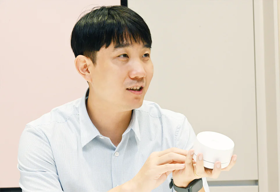 개발 과정 에피소드를 떠올리며 얘기하고 있는 김영준 선임