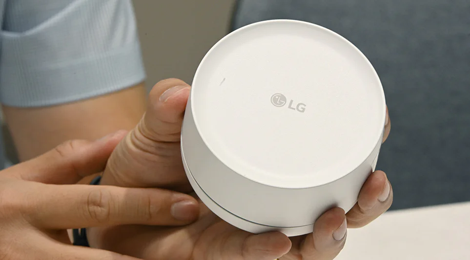 능동적으로 집안의 공기를 케어할 수 있게 도와주는 LG 퓨리케어 360° 공기청정기 펫 알파 오브제컬렉션의 인공지능 센서