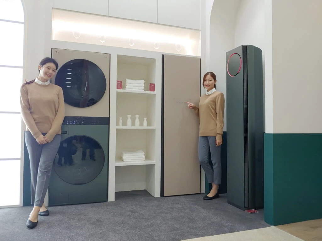 LG전자가 29일까지 서울 삼성동 코엑스에서 열리는 한국전자전에 참가해 혁신 기술이 만드는 새로운 고객 라이프스타일을 선보인다. LG전자 모델들이 다양한 컬러와 조합으로 고객 라이프스타일과 조화되는 공간 인테리어 가전 LG 오브제컬렉션 제품들을 소개하고 있다.