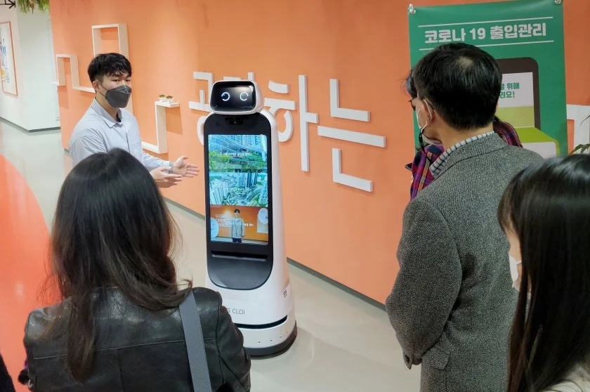 ‘LG 클로이 가이드봇’이 서울특별시 강동구 고덕동에 위치한 ‘서울시민대학 동남권캠퍼스’ 내 시민갤러리에서 전시작품을 소개하고 있다. ‘LG 클로이 가이드봇’이 서울특별시 강동구 고덕동에 위치한 ‘서울시민대학 동남권캠퍼스’ 내 시민갤러리에서 전시작품을 소개하고 있다.