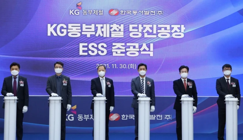 LG전자 직원이 충청남도 당진시에 위치한 KG동부제철 당진공장에서 단일 현장 기준 국내 최대 규모 피크 저감용 ESS(ESS; Energy Storage System)를 소개하고 있다. 왼쪽부터 LG전자 ESS사업담당 안혁성 상무, KG동부제철 박종관 상무, KG동부제철 박성희 대표이사, 한국동서발전 김영문 사장, 한국동서발전 이창열 본부장, 비에스알이앤지 안수련 대표.