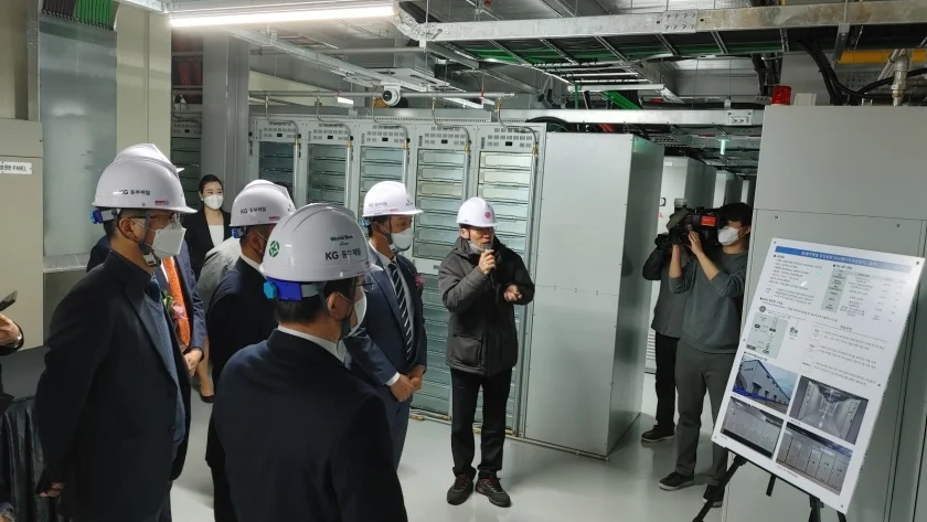 왼쪽부터 LG전자 ESS사업담당 안혁성 상무, KG동부제철 박종관 상무, KG동부제철 박성희 대표이사, 한국동서발전 김영문 사장, 한국동서발전 이창열 본부장, 비에스알이앤지 안수련 대표. LG전자 직원이 충청남도 당진시에 위치한 KG동부제철 당진공장에서 단일 현장 기준 국내 최대 규모 피크 저감용 ESS(ESS; Energy Storage System)를 소개하고 있다.
