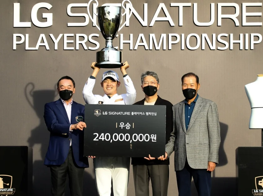 한국프로골프협회 구자철 회장(왼쪽 첫 번째), 대회 우승을 차지한 김비오 선수(두 번째), LG전자 한국영업본부장 이상규 사장(세 번째), 서원밸리CC 최등규 대표가 기념 촬영을 하고 있다. 한국프로골프협회 구자철 회장(왼쪽 첫 번째), 대회 우승을 차지한 김비오 선수(두 번째), LG전자 한국영업본부장 이상규 사장(세 번째), 서원밸리CC 최등규 대표가 기념 촬영을 하고 있다.