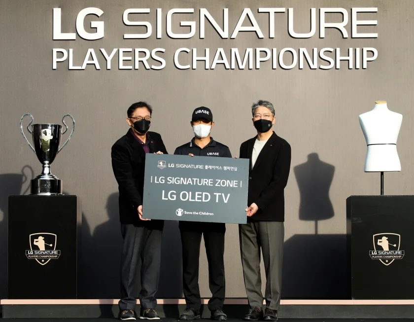 세이브더칠드런 정태영 총장(왼쪽 첫 번째), 박은신 선수(두 번째), LG전자 한국영업본부장 이상규 사장이 기념촬영을 하고 있다. 세이브더칠드런 정태영 총장(왼쪽 첫 번째), 박은신 선수(두 번째), LG전자 한국영업본부장 이상규 사장이 기념촬영을 하고 있다.
