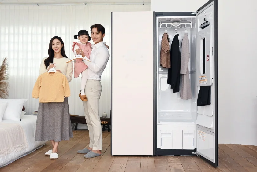 모델들이 'LG 스타일러 오브제컬렉션'과 업계에서 처음으로 선보이는  '키즈 전용 옷걸이'를 소개하고 있다.