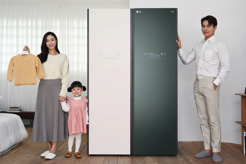 모델들이 'LG 스타일러 오브제컬렉션'과 업계에서 처음으로 선보이는  '키즈 전용 옷걸이'를 소개하고 있다.