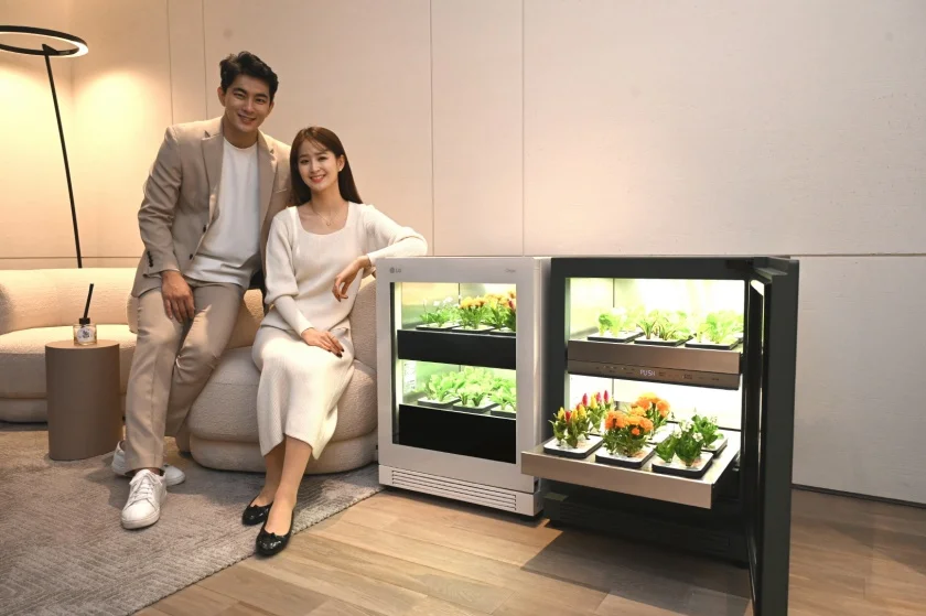 모델들이 서울 청담동에 위치한 LG전자 베스트샵 강남본점에서 신개념 식물생활가전 LG 틔운을 소개하고 있다. 모델들이 서울 청담동에 위치한 LG전자 베스트샵 강남본점에서 신개념 식물생활가전 LG 틔운을 소개하고 있다.