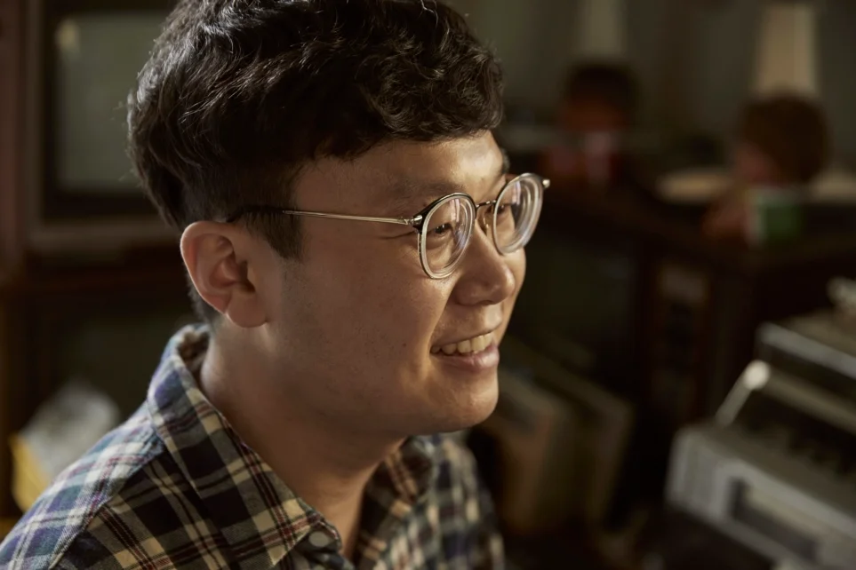 금성사 제품이 가득한 창고에서 인터뷰하는 샤과쌤