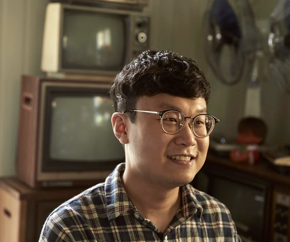 금성사 제품이 가득한 창고에서 인터뷰하는 샤과쌤