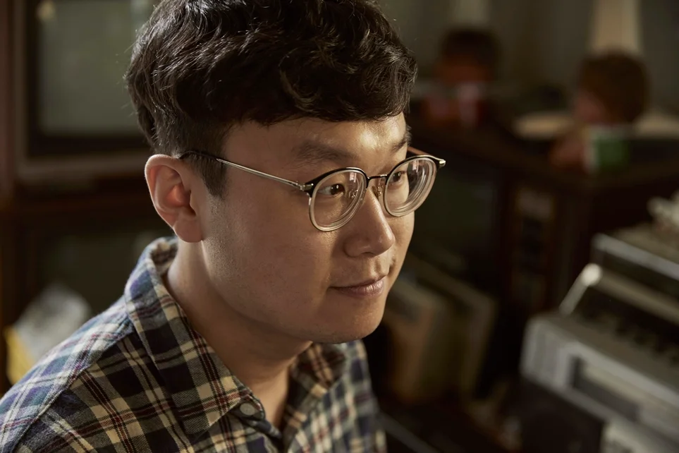금성사 제품이 가득한 창고에서 인터뷰하는 샤과쌤