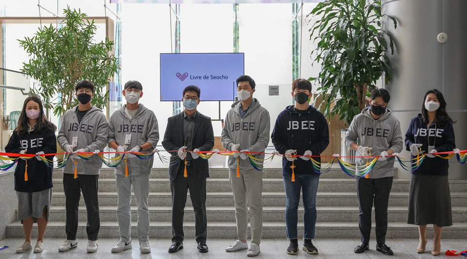LG전자 서초R&D캠퍼스 ‘리브르 드 서초’ 개관식에서 구성원들이 커팅식을 진행하는 모습
