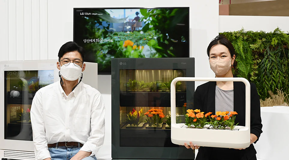 ‘LG 틔운 오브제컬렉션’을 소개하는 임기영 책임연구원(왼쪽)과 이현지 실장(오른쪽)