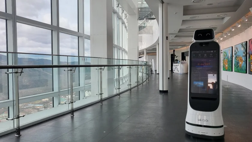 LG전자 안내로봇인 LG 클로이 가이드봇(LG CLOi GuideBot)이 부산 최고층 전망대 부산엑스더스카이(BUSAN X the SKY)에서 관람객들을 맞이하고, 주요시설 안내를 하고 있다. LG전자 안내로봇인 LG 클로이 가이드봇(LG CLOi GuideBot)이 부산 최고층 전망대 부산엑스더스카이(BUSAN X the SKY)에서 관람객들을 맞이하고, 주요시설 안내를 하고 있다.