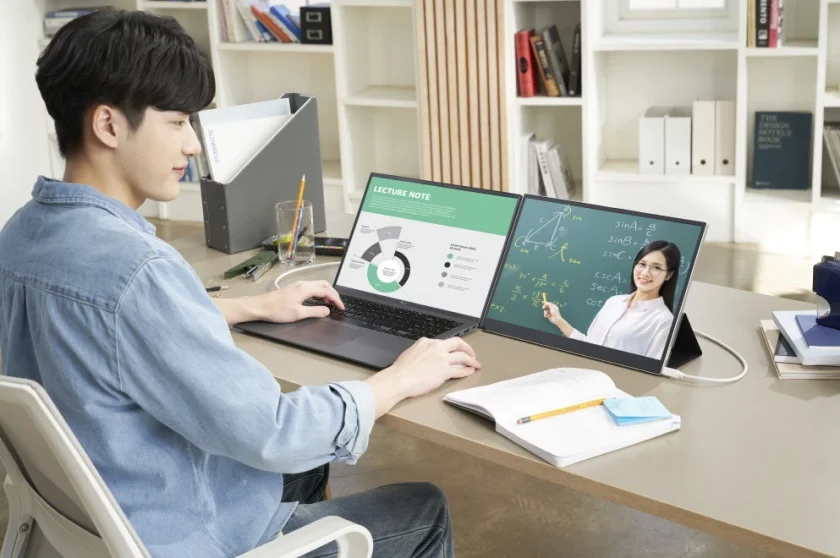 LG전자가 새롭게 공개한 ‘LG 그램+view’와 LG 그램 16을 연결해 학생이 사용하는 장면. LG전자가 새롭게 공개한 ‘LG 그램+view’와 LG 그램 16을 연결해 학생이 사용하는 장면.