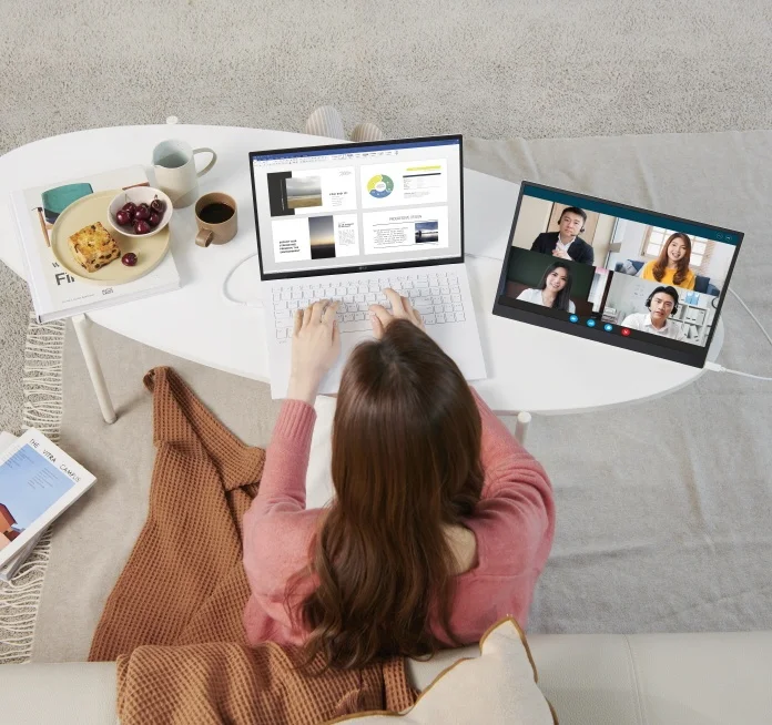 LG전자가 새롭게 공개한 ‘LG 그램+view’와 LG 그램 16을 연결해 화상회의에 사용하는 장면. LG전자가 새롭게 공개한 ‘LG 그램+view’와 LG 그램 16을 연결해 화상회의에 사용하는 장면.