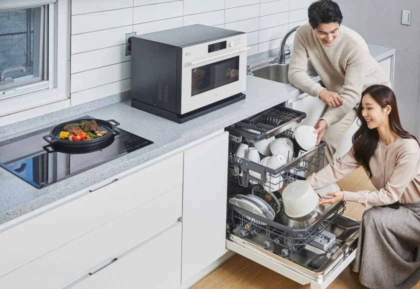 모델들이 LG 디오스 광파오븐, LG 디오스 전기레인지, LG 디오스 식기세척기 스팀을 체험하고 있다. 모델들이 LG 디오스 광파오븐, LG 디오스 전기레인지, LG 디오스 식기세척기 스팀을 체험하고 있다.