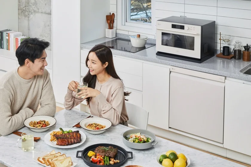 모델들이 LG 디오스 광파오븐, LG 디오스 전기레인지, LG 디오스 식기세척기 스팀을 체험하고 있다. 모델들이 LG 디오스 광파오븐, LG 디오스 전기레인지, LG 디오스 식기세척기 스팀을 체험하고 있다.