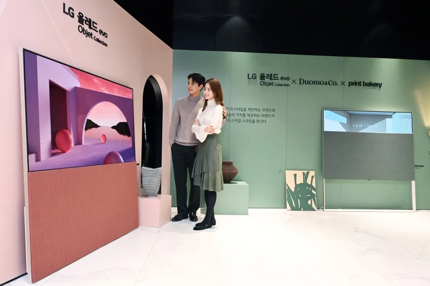 고급 가구브랜드 놀(Knoll)이 출시한 바르셀로나체어(Barcelona Chair)와  김현수, 배세진 등 국내 작가의 예술 작품을 전시 오브제로 함께 배치했다.  LG전자 모델들이 전시 공간을 소개하고 있다.