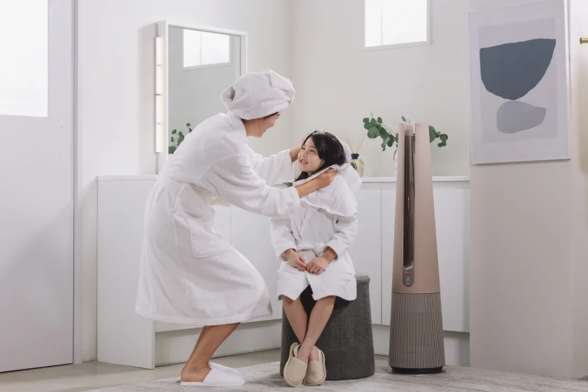 모델이 실내운동 시 LG 퓨리케어 에어로타워를 사용하고 있다. 모델들이 샤워 후, 실내운동, 재택근무, 휴식 등 다양한 상황에서 LG 퓨리케어 에어로타워를 사용하고 있다.