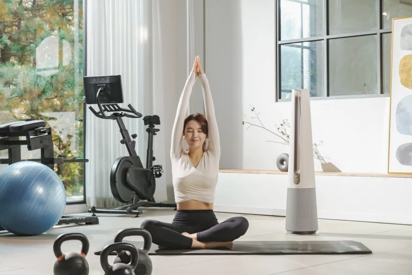 모델이 실내운동 시 LG 퓨리케어 에어로타워를 사용하고 있다. 모델이 실내운동 시 LG 퓨리케어 에어로타워를 사용하고 있다.