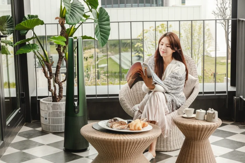모델이 휴식중에 LG 퓨리케어 에어로타워를 사용하고 있다. 모델이 휴식중에 LG 퓨리케어 에어로타워를 사용하고 있다.