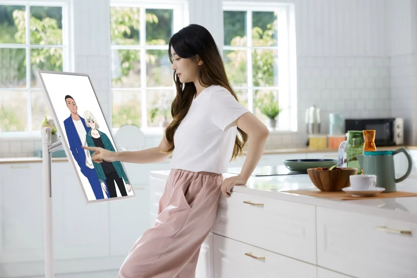고객이 LG 스탠바이미로 카카오웹툰이 제공하는 웹툰을 감상하고 있다. 고객이 LG 스탠바이미로 카카오웹툰이 제공하는 웹툰을 감상하고 있다.