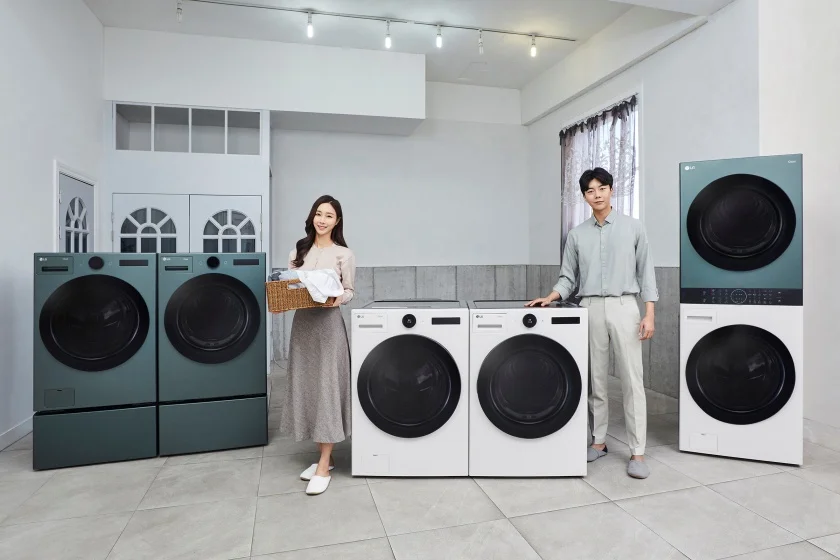 모델들이 LG 트롬 세탁기·건조기(사진 가운데), 오브제컬렉션 색상인 LG 트롬 세탁기·건조기(사진 왼쪽), 원바디 세탁건조기 LG 트롬 워시타워 오브제컬렉션을 소개하고 있다. 모델들이 LG 트롬 세탁기·건조기(사진 가운데), 오브제컬렉션 색상인 LG 트롬 세탁기·건조기(사진 왼쪽), 원바디 세탁건조기 LG 트롬 워시타워 오브제컬렉션을 소개하고 있다.