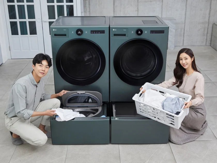 모델들이 세탁기나 건조기 하단에 결합해 편리하게 사용할 수 있는 미니워니(사진 왼쪽), 분리 가능한 세탁 바구니를 갖춘 키높이 수납장을 소개하고 있다. 모델들이 세탁기나 건조기 하단에 결합해 편리하게 사용할 수 있는 미니워니(사진 왼쪽), 분리 가능한 세탁 바구니를 갖춘 키높이 수납장을 소개하고 있다.