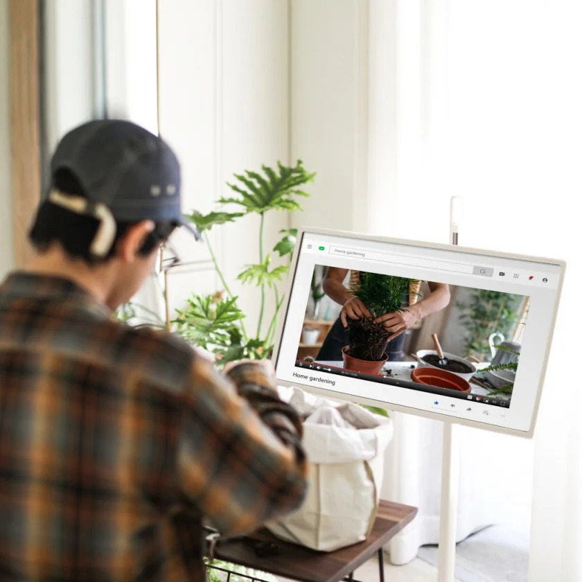 LG전자 모델이 LG 스탠바이미를 사용하고 있다. LG전자 모델이 LG 스탠바이미를 사용하고 있다.