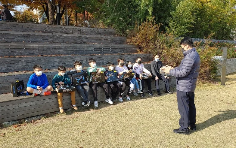 과학교육 봉사 : 야외에서 과학 꿈나무들과 함께 놀며 배우는 드론 교육