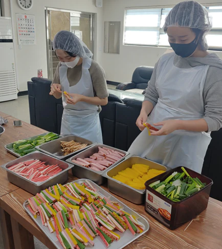 요리 봉사 : 직접 만든 음식을 어르신 가정으로 배달까지!