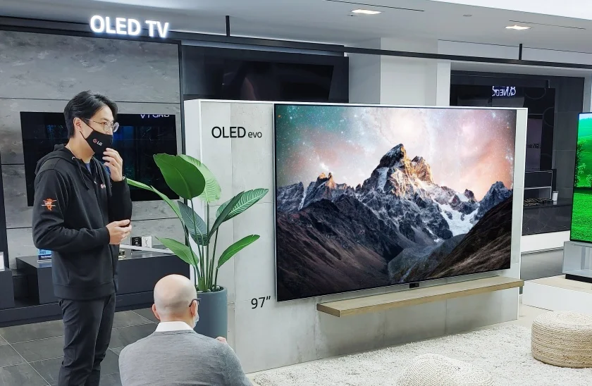 LG전자 美 법인서 미디어를 대상으로 LG 올레드 에보(97G2)를 소개하는 모습 LG전자 美 법인서 미디어를 대상으로 LG 올레드 에보(97G2)를 소개하는 모습