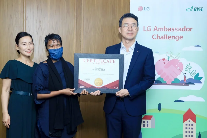 LG전자 강진국 남아공법인장(오른쪽 첫 번째)과 희망친구 기아대책 이주희 남아프리카공화국 사업담당자(세 번째)가 LG 앰버서더로 선정된 남아공 지역주민과 함께 기 념촬영을 하고 있다.