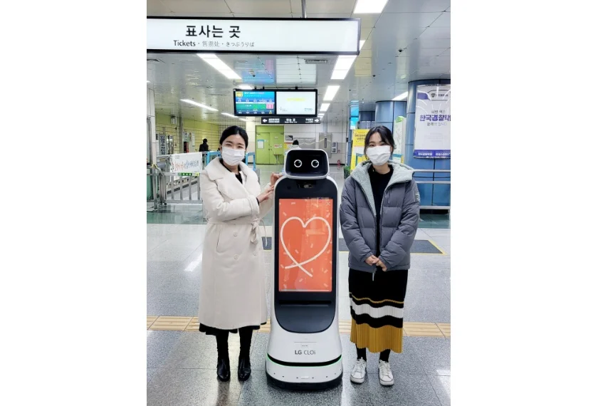 지하철을 이용하는 시민이 LG 클로이 가이드봇의 터치스크린에 원하는 문구를 입력하고 함께 기념사진을 촬영하고 있다. 지하철을 이용하는 시민이 LG 클로이 가이드봇의 터치스크린에 원하는 문구를 입력하고 함께 기념사진을 촬영하고 있다.