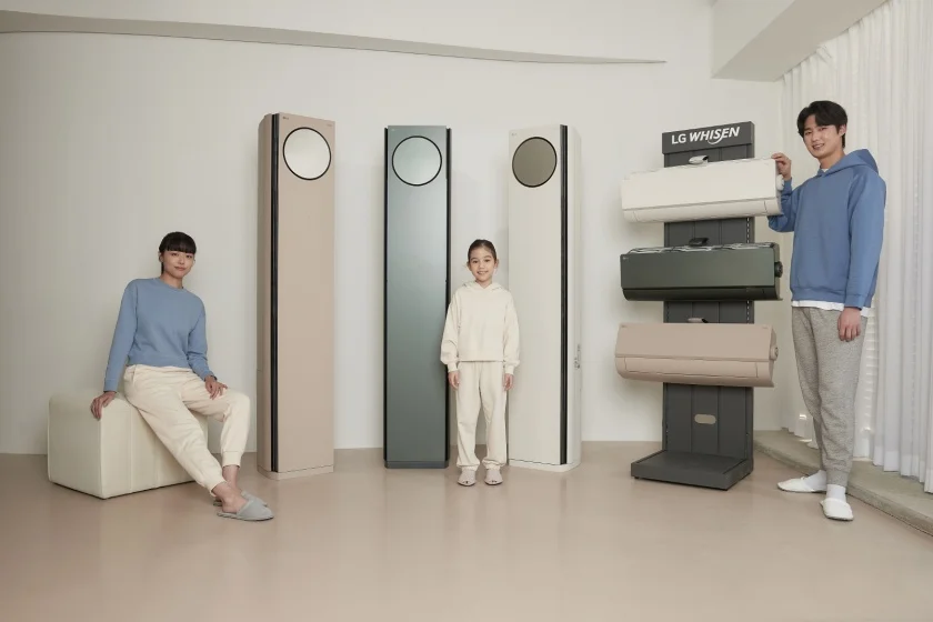 모델이 LG 휘센 타워 에어컨 오브제컬렉션(왼쪽)과  LG 휘센 벽걸이 에어컨 오브제컬렉션을 소개하고 있다.