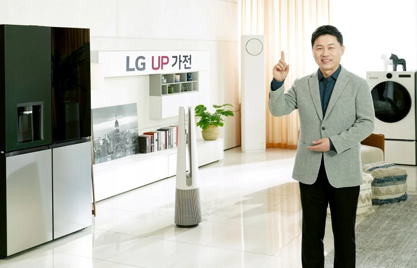 LG전자 H&A사업본부장 류재철 부사장이 지속적인 업그레이드를 통해 끊임없이 진화하는 ‘UP가전(업 가전)’을 소개하고 있다. LG전자 H&A사업본부장 류재철 부사장이 지속적인 업그레이드를 통해 끊임없이 진화하는 ‘UP가전(업 가전)’을 소개하고 있다.