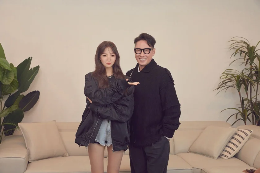 미스틱스토리의 대표 프로듀서인 윤종신씨와 래아가 기념촬영을 하고 있다. 미스틱스토리의 대표 프로듀서인 윤종신씨와 래아가 기념촬영을 하고 있다.